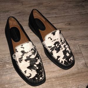 Calfskin handcrafted loafers.